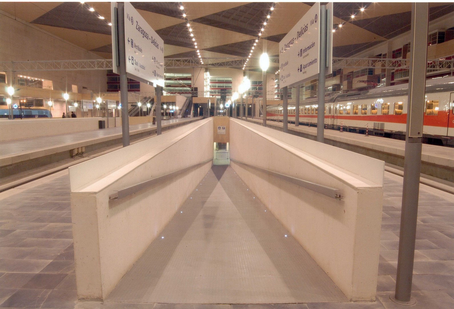 Platform access ramp