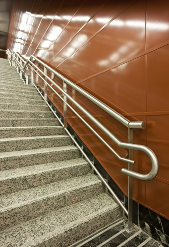 Escaleras fijas, información en braile en los posamanos