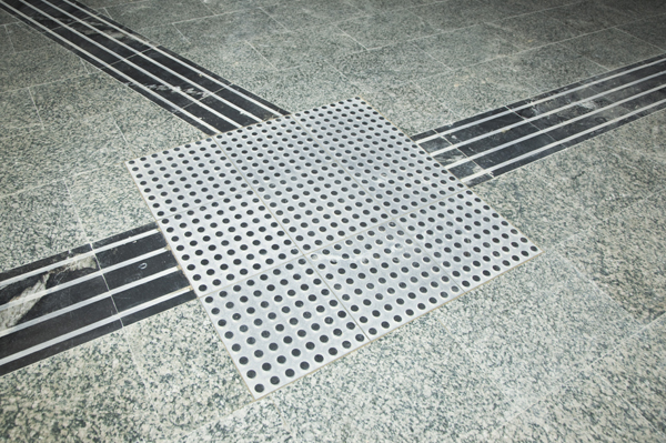 Non-slip integrated guidance paving