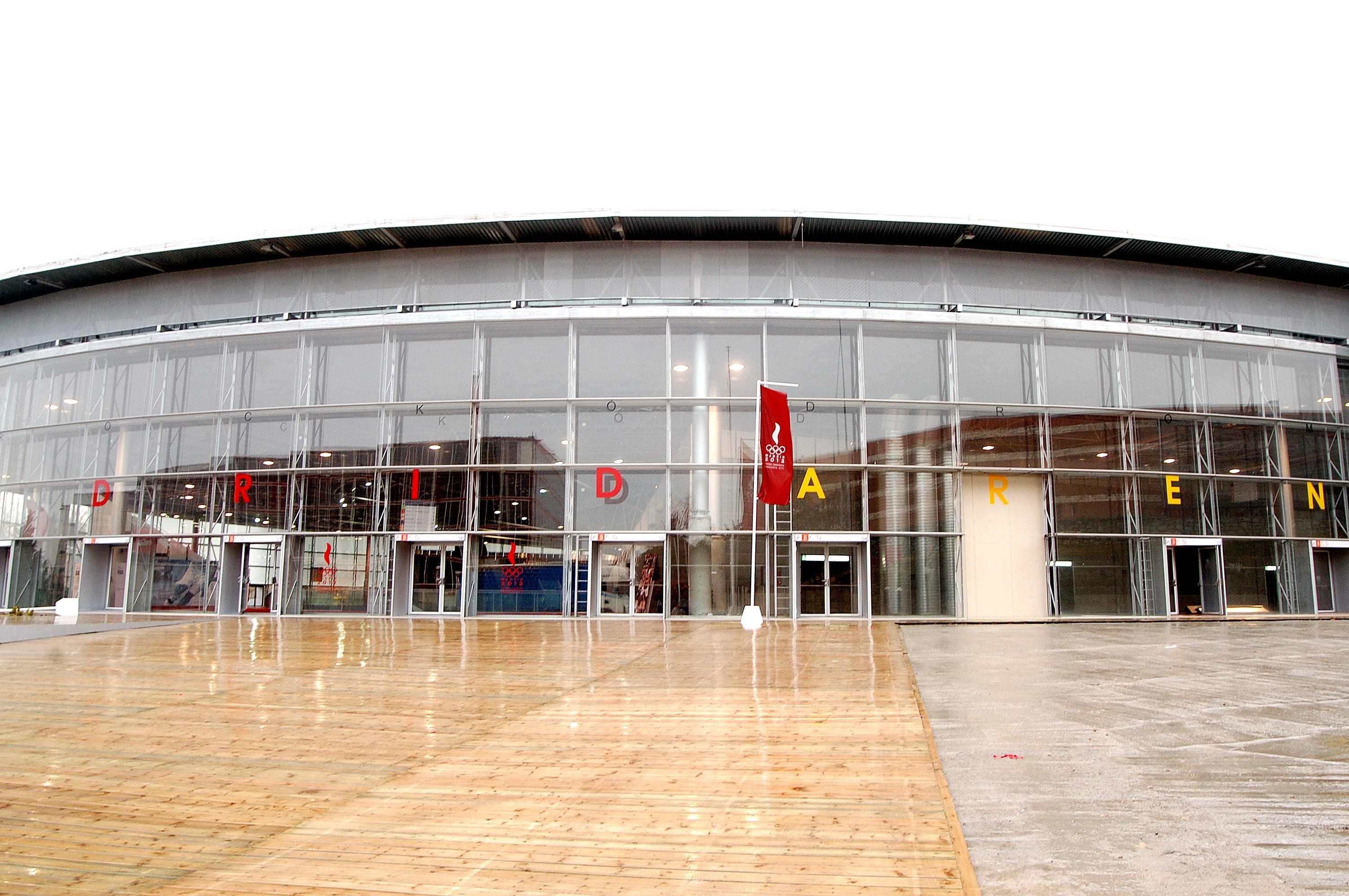 Puertas de acceso en muro-cortina del Madrid Arena