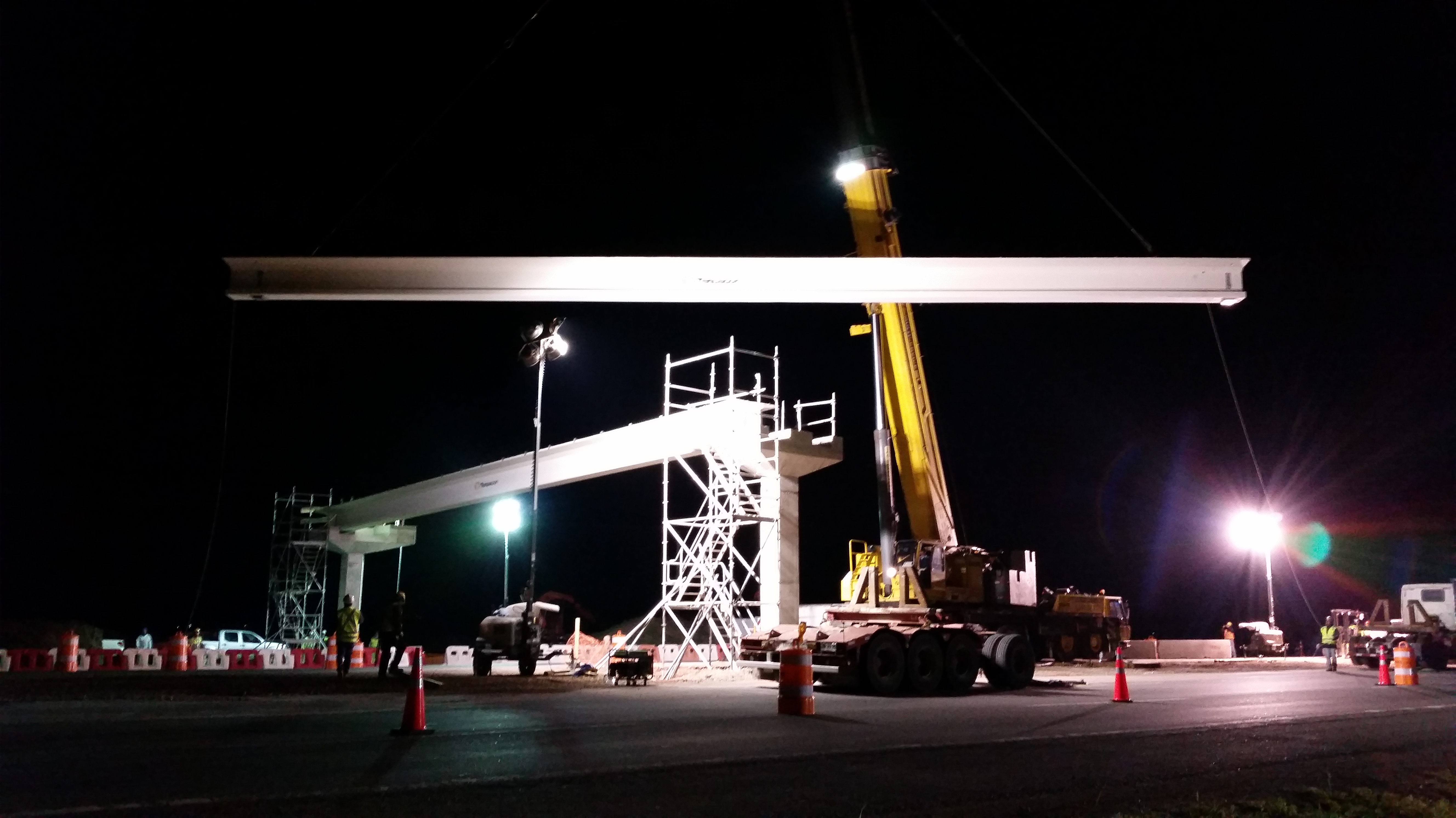 Colocación nocturna de vigas centrales de la pasarela nº 9 La Cañada