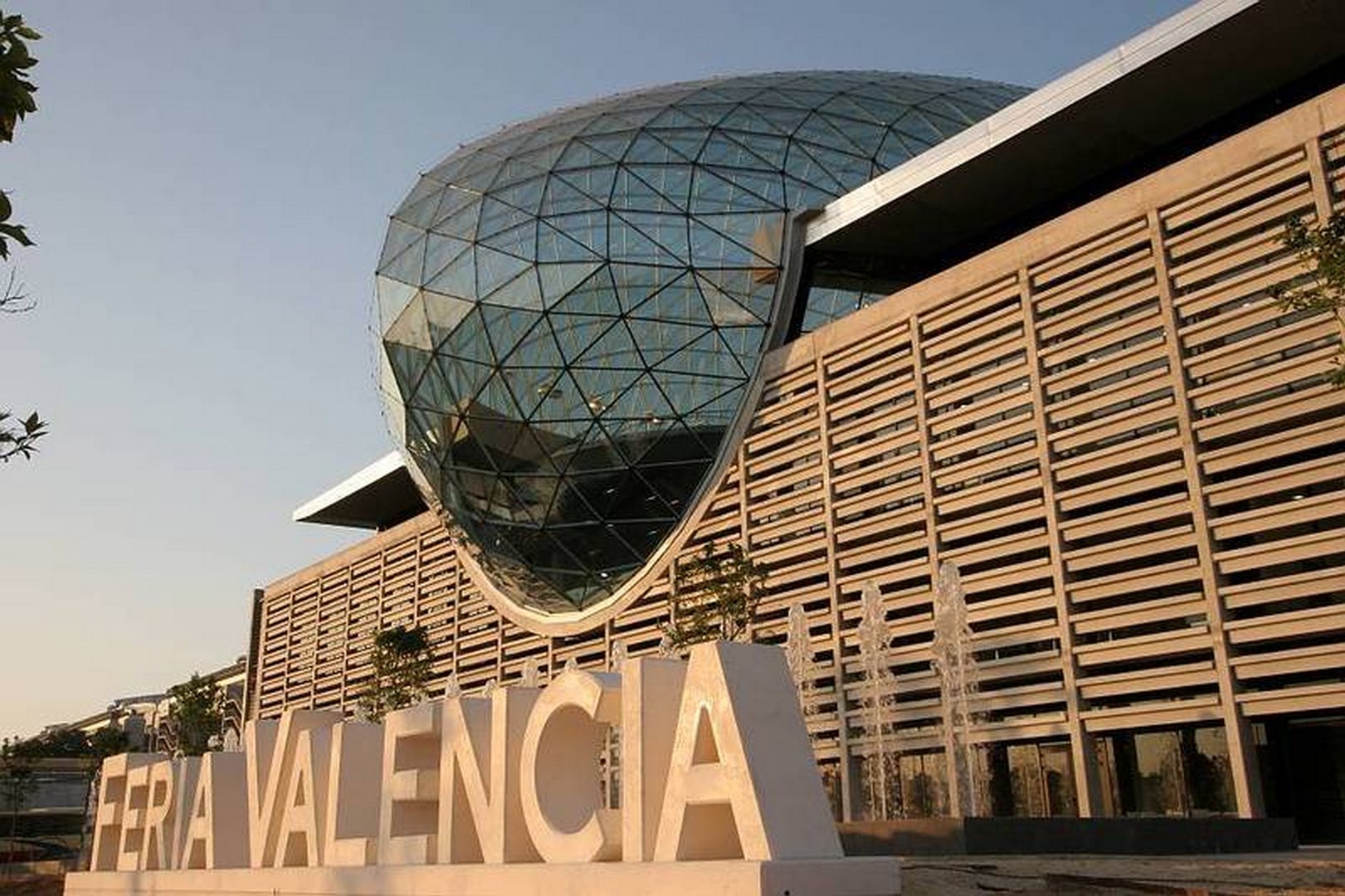 Fachada principal de la feria de Valencia