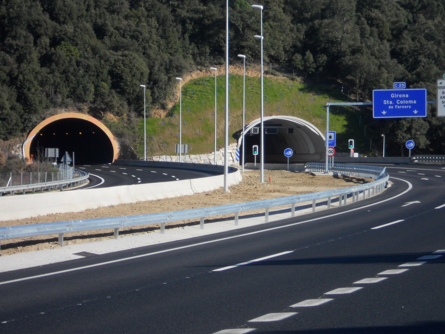 Eix transversal tunnel entrance