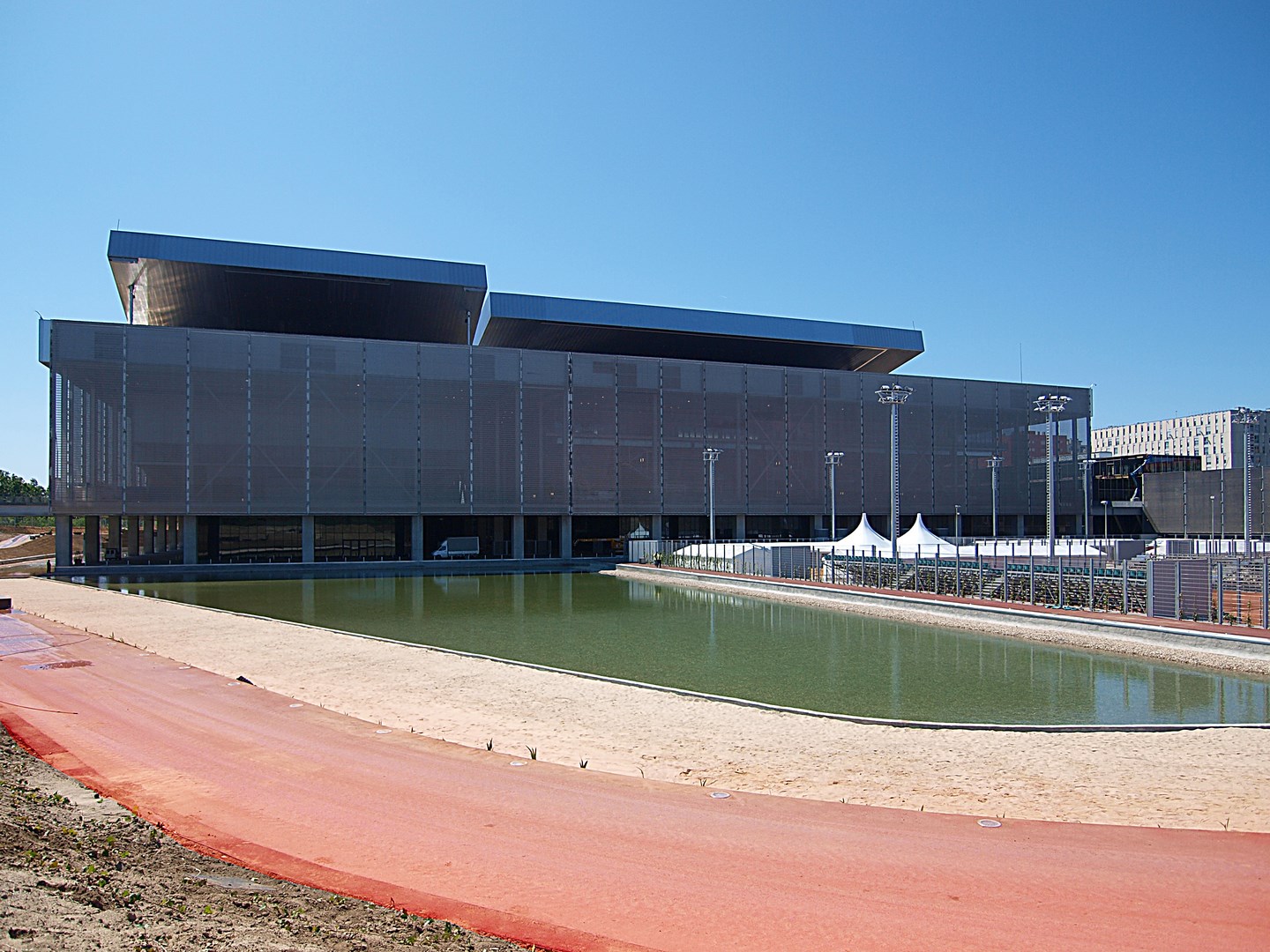 Vista del lago y tenis garden