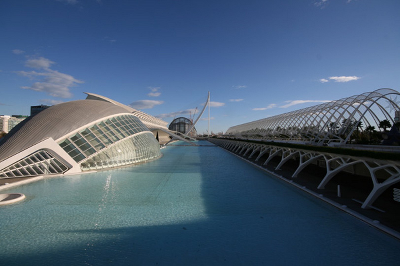 El puente al fondo en la Ciudad de las artes y las Ciencias