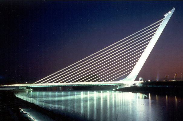Vista panorámica nocturna del Puente del Alamillo