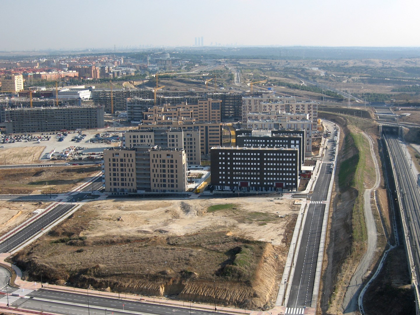 Madrid desde Nuevo Tres Cantos con 100 viviendas al frente