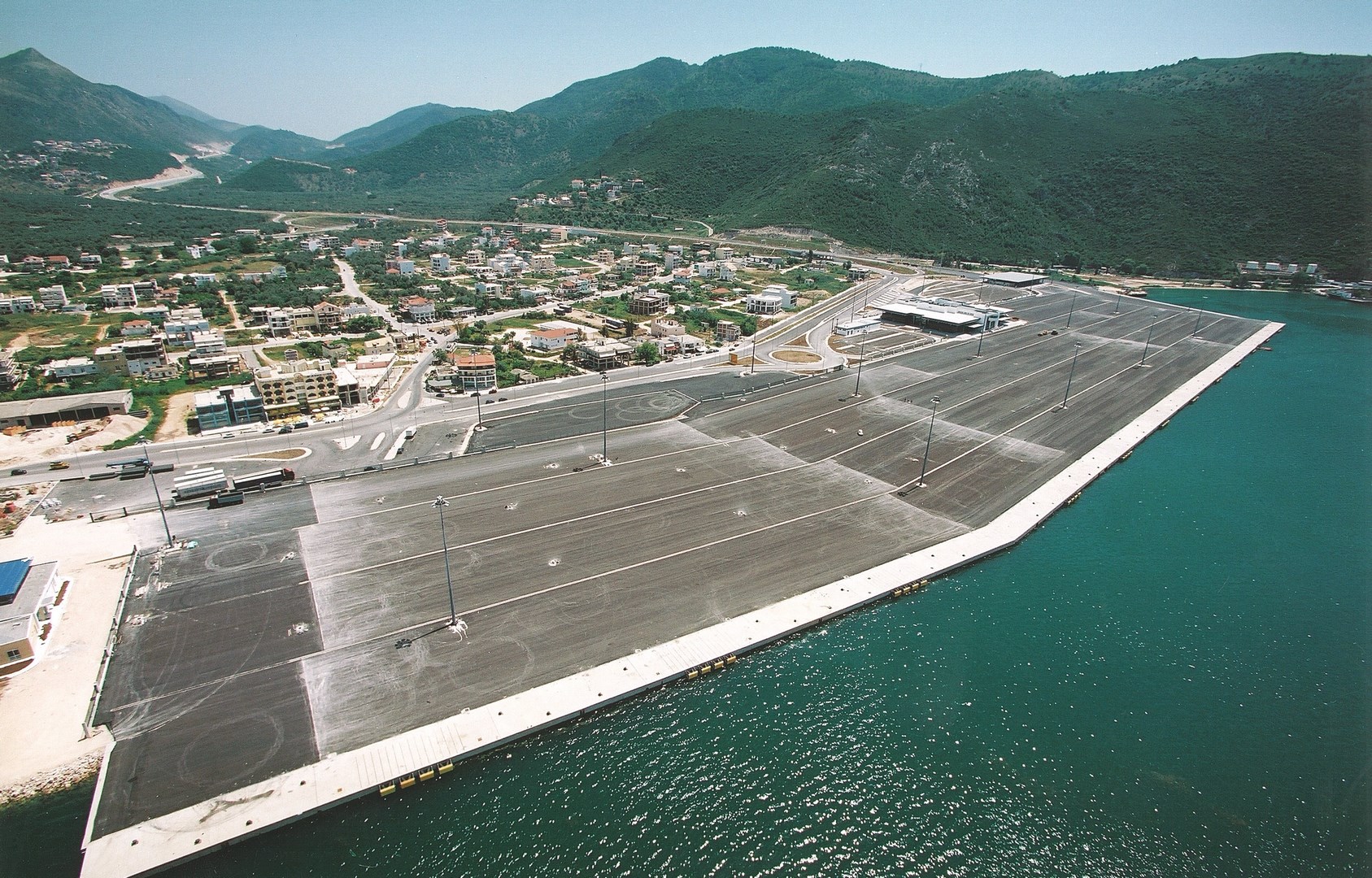 Muelle y esplanada de tránsito del puerto