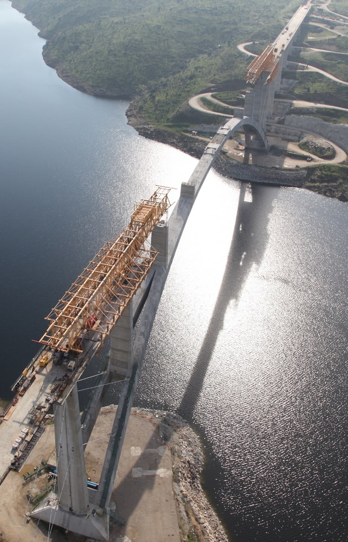 Construction of the Almonte Viaduct