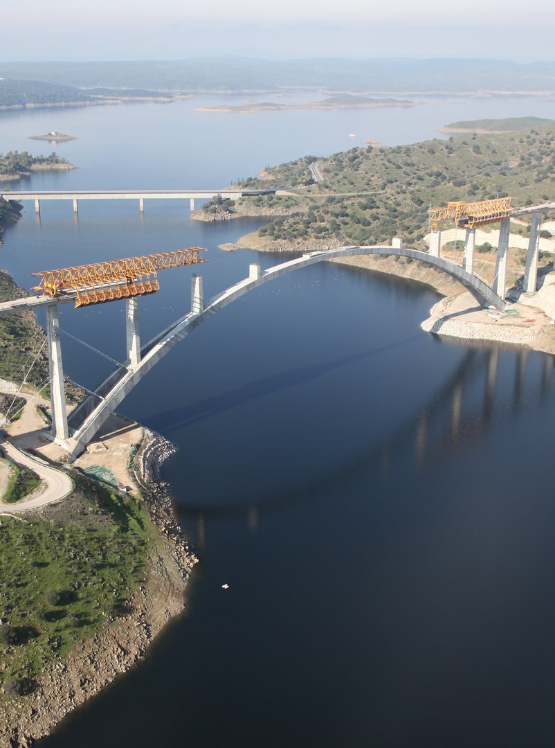 Construction of the Almonte Viaduct
