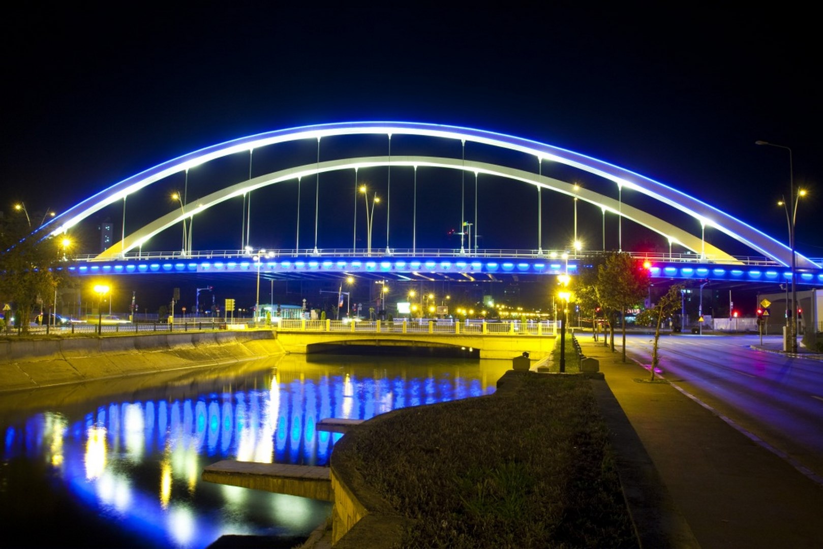 Puente de Basarab. Arco sobre el rio Dambovita