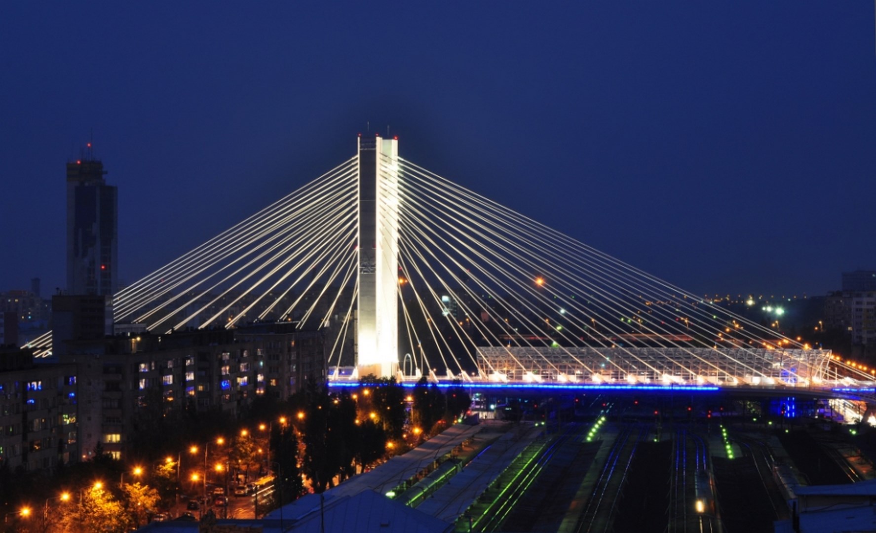Puente atirantado sobre las vías de tren