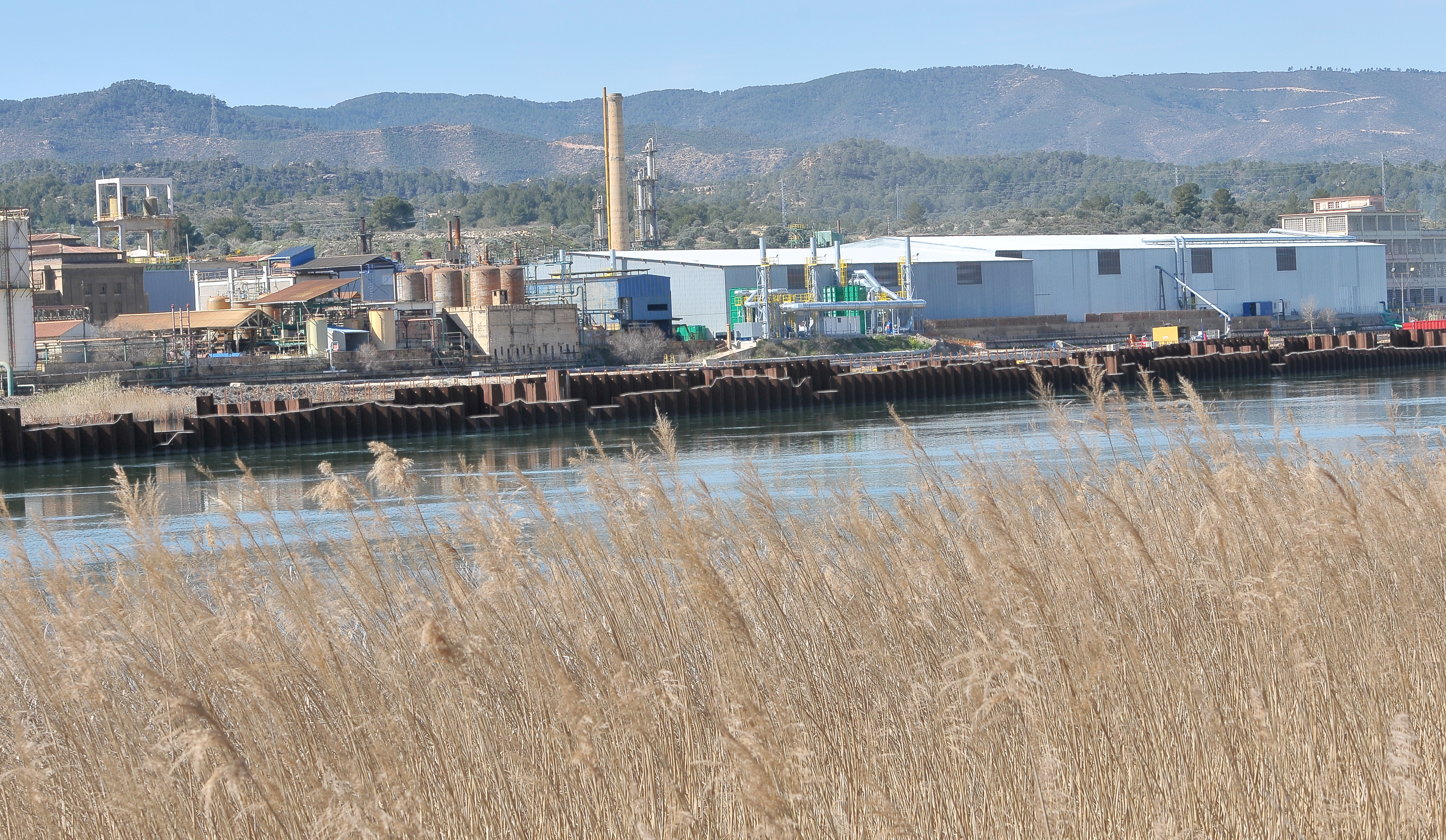 Enclosure constructed to isolate the contaminated zone