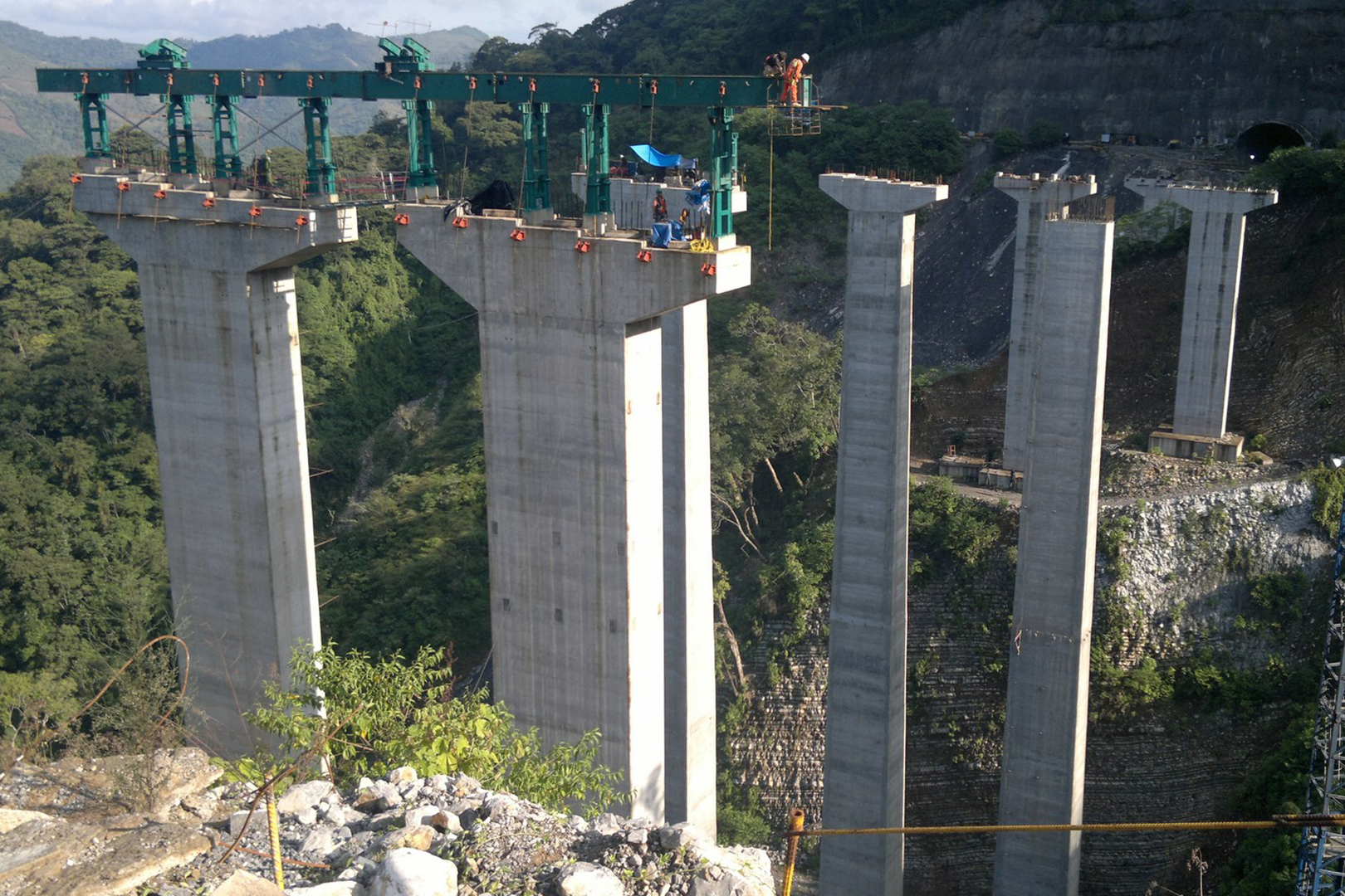 vista aérea construcción puente