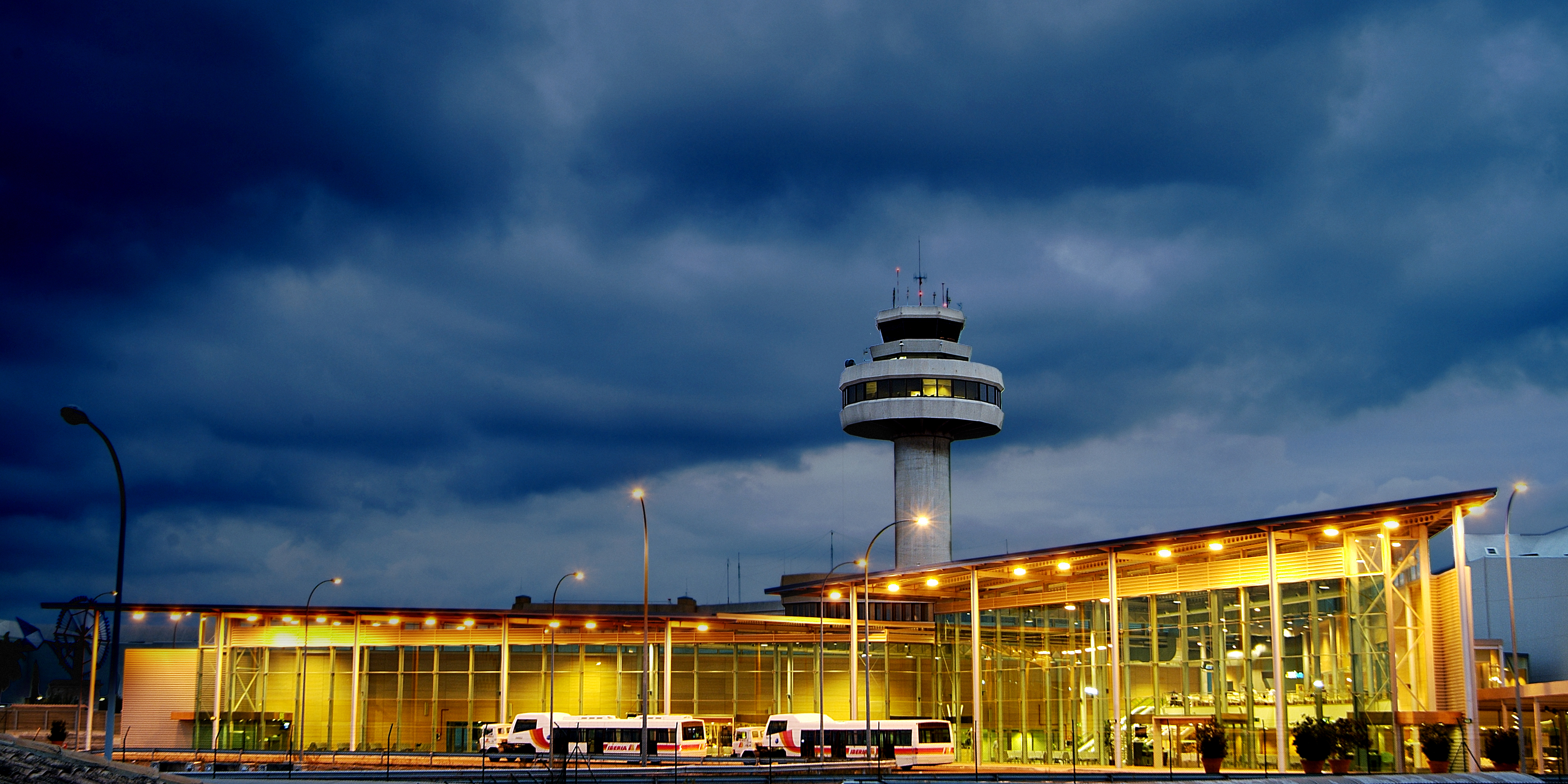Edificio interislas aeropuerto Palma Mallorca