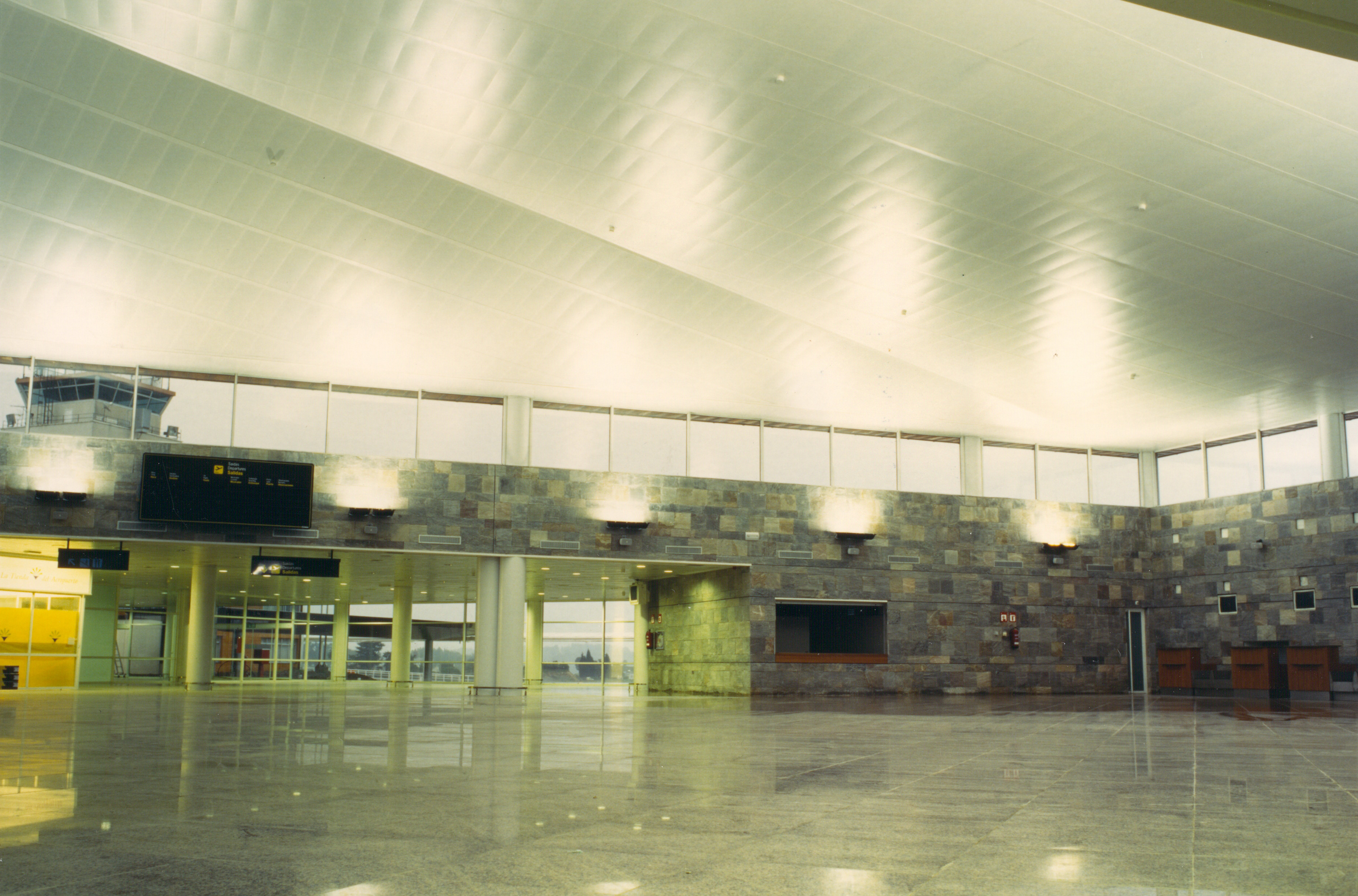 interiores entrada aeropuerto la Coruña