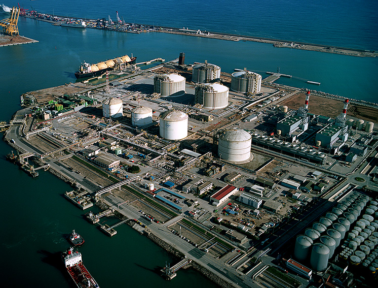 
			vista aerea tanques almacenamiento Gas Natural Licuado Planta ENAGAS Barcelona
			
		