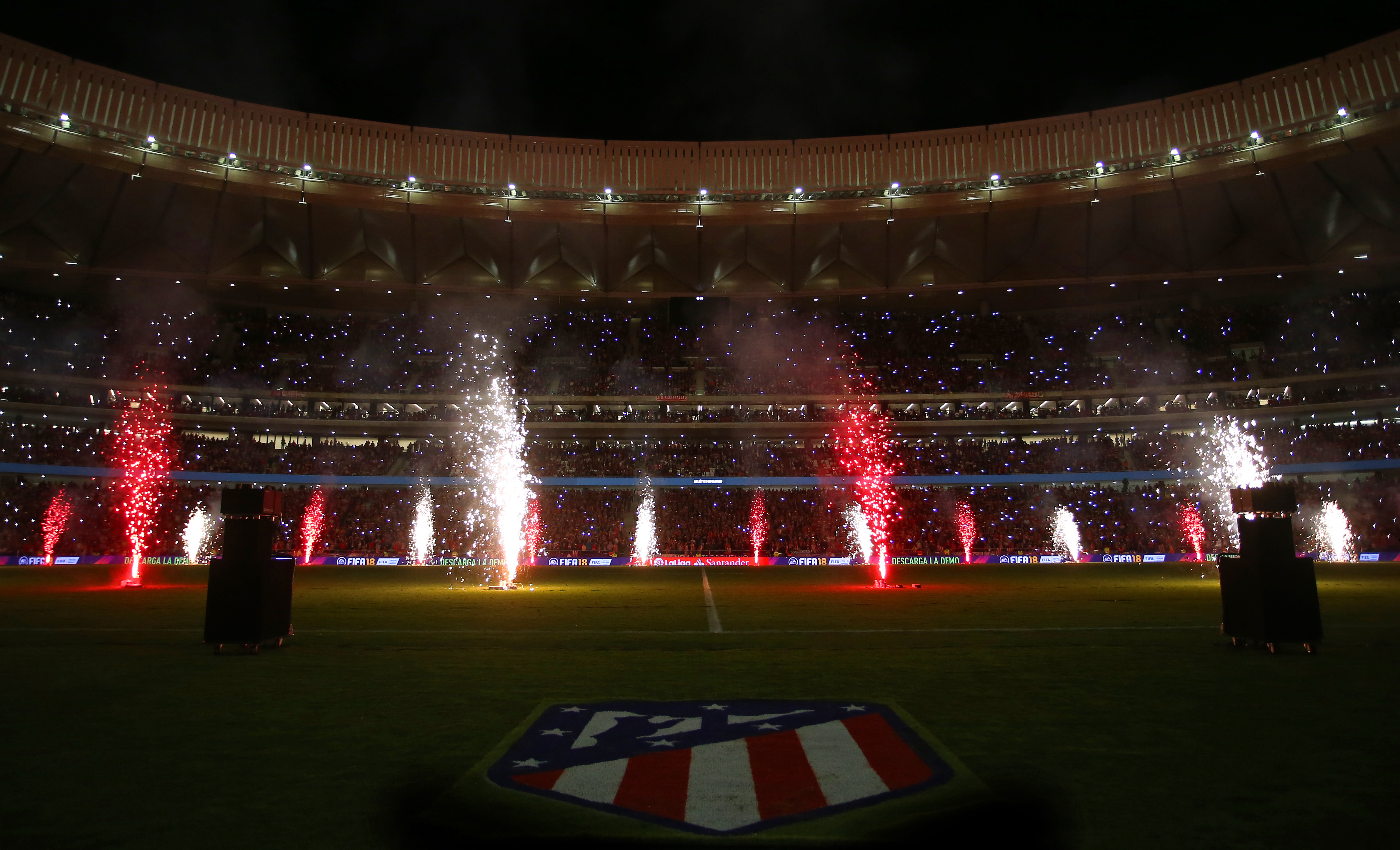 Estadio Wanda Metropolitano- Fuegos artificiales en el campo de fútbol