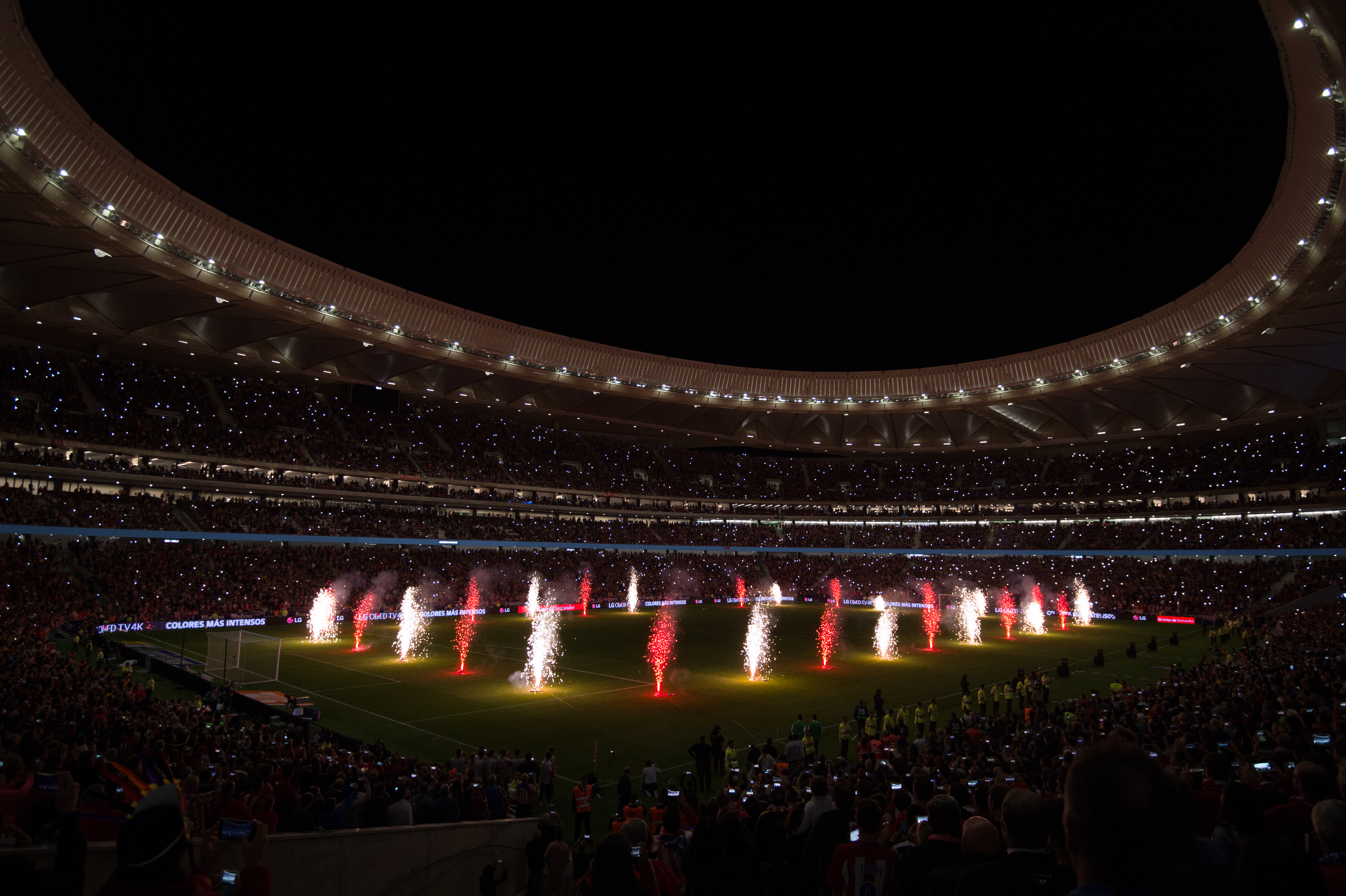 Estadio Wanda Metropolitano- Fuegos artificiales en el campo de fútbol