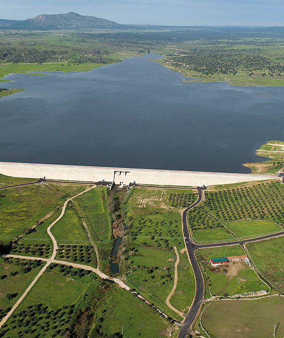 
			vista aérea Presa Alcollarín
			
		