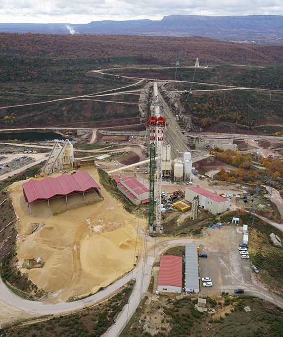 
			vista aérea blondines en Presa de Castrovido
			
		