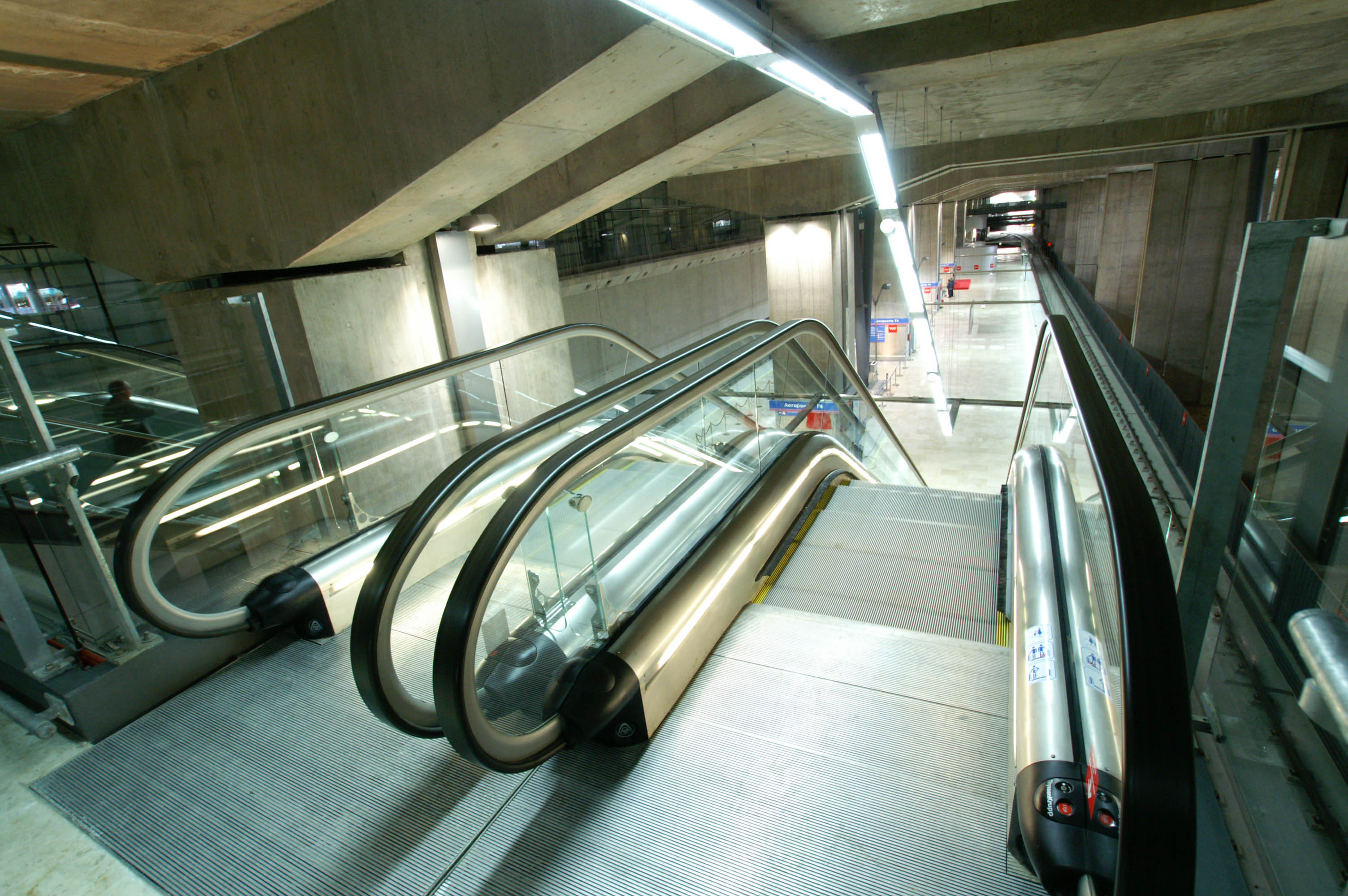 Escaleras Línea 8 de Metro Barajas-Terminal 4