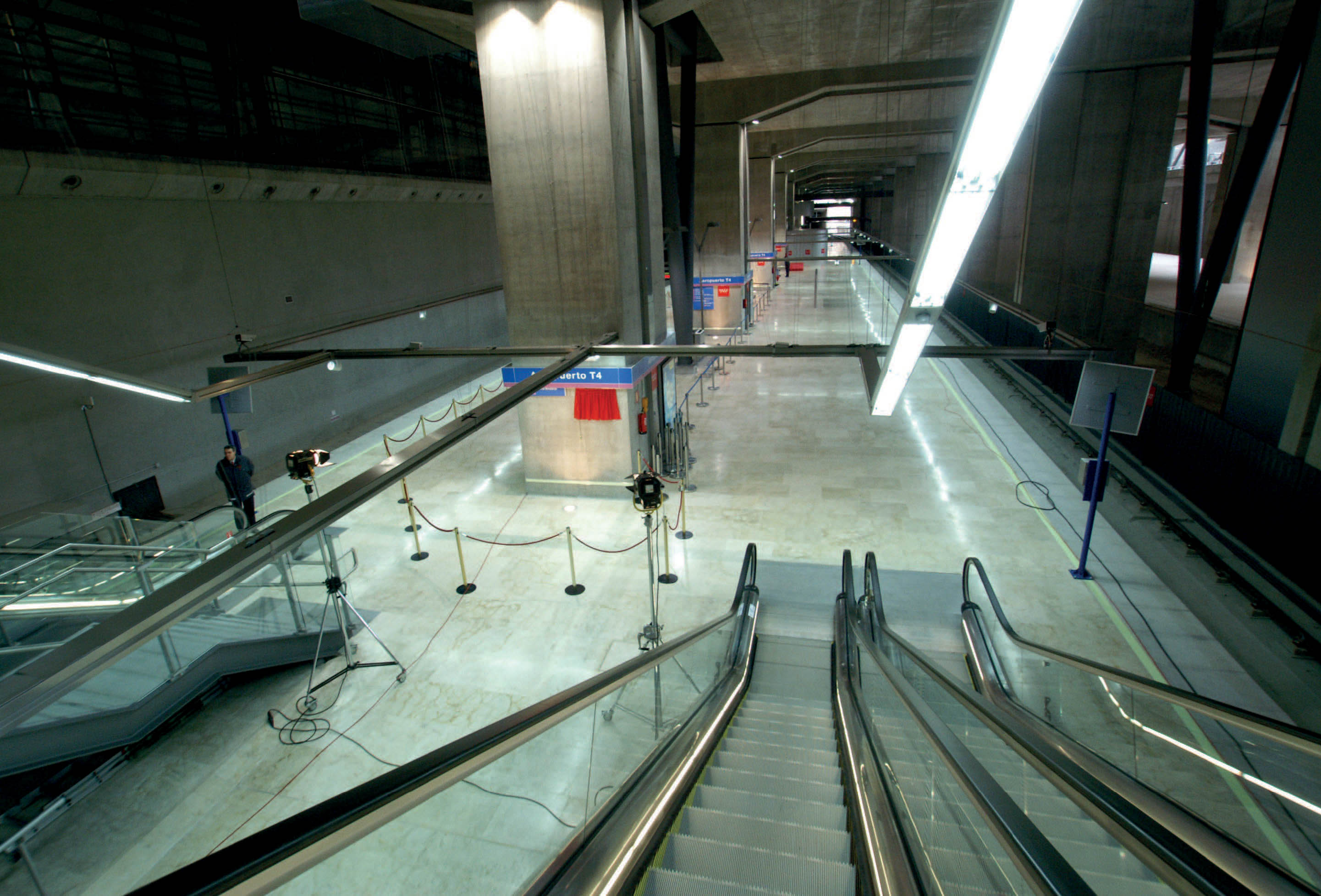Escaleras Línea 8 de Metro Barajas-Terminal 4