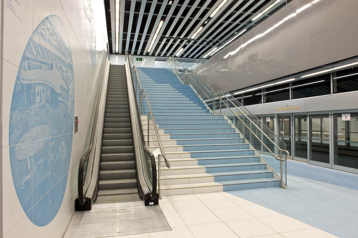 Escaleras Línea 9 Metro Barcelona