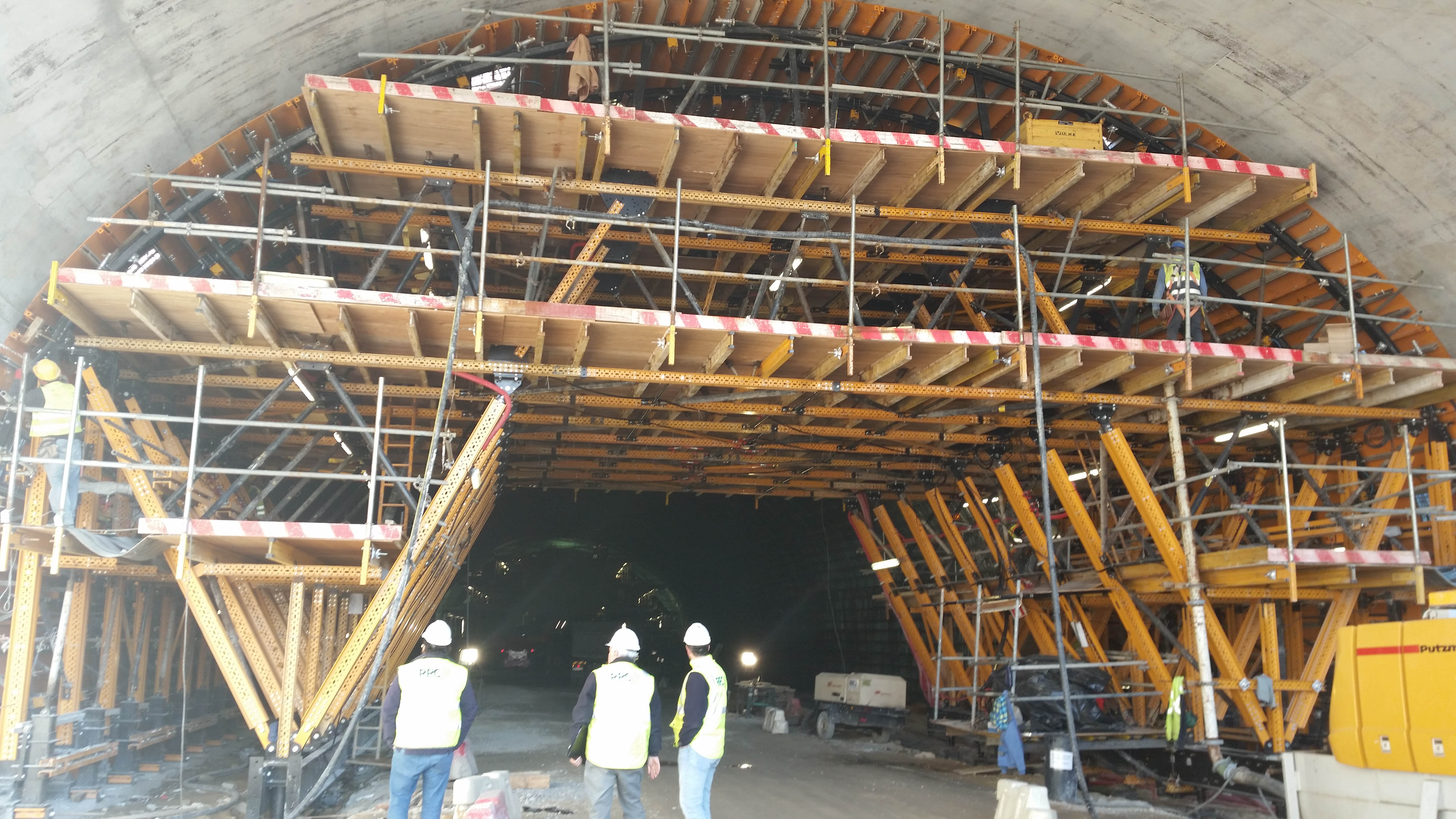 trabajos durante la construcción del túnel