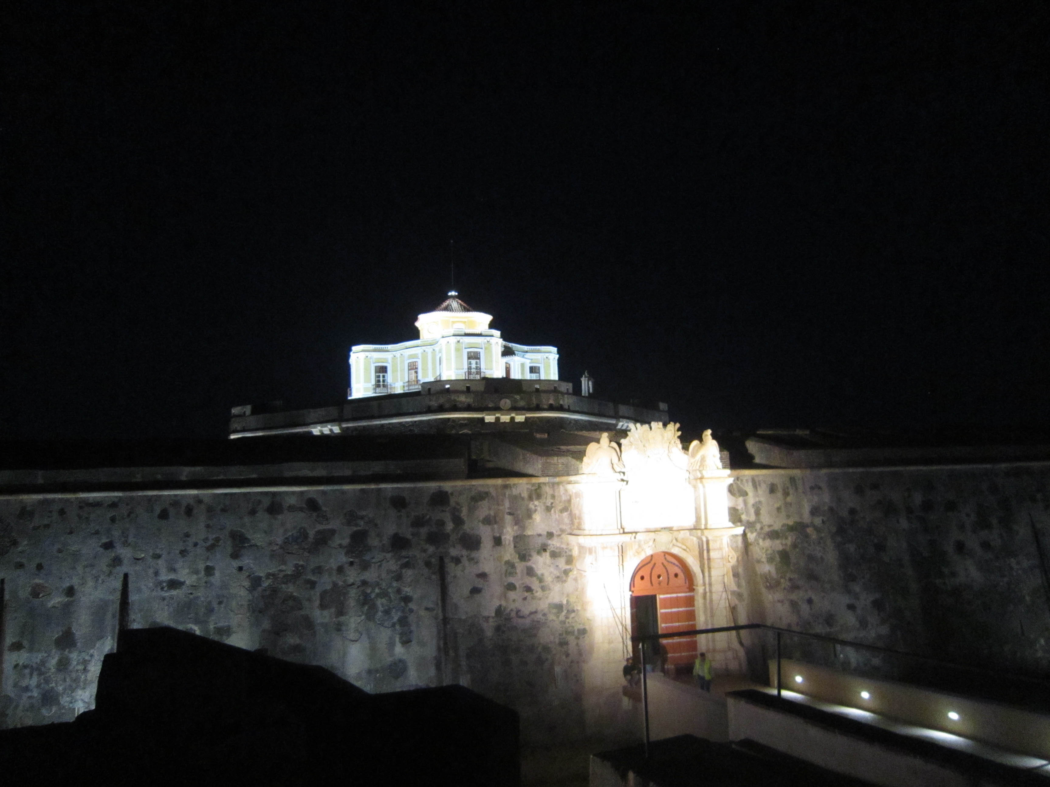 Vista nocturna Fuerte de Graça Elvas iluminado